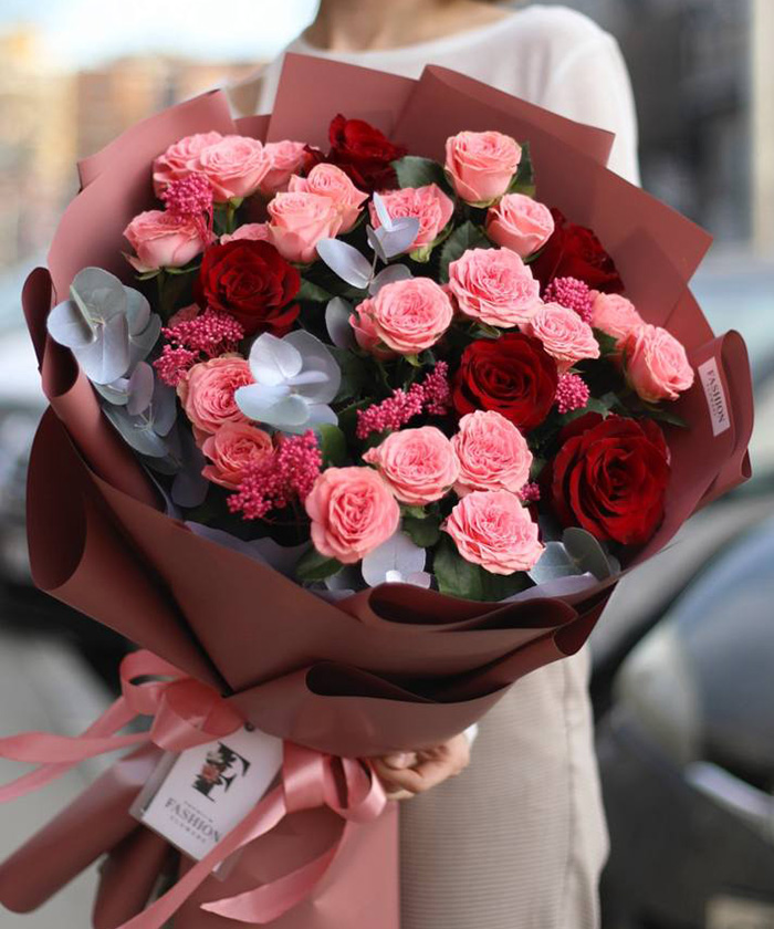 Красные и розовые розы в букете 