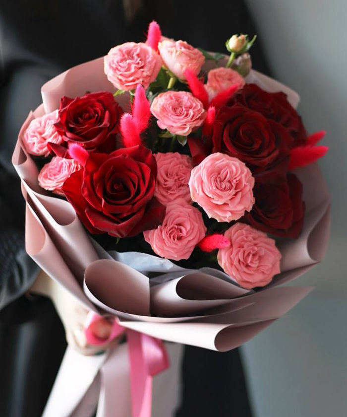 Красные и розовые розы в букете 