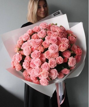 Роскошный букет из розовой кустовой розы №7431