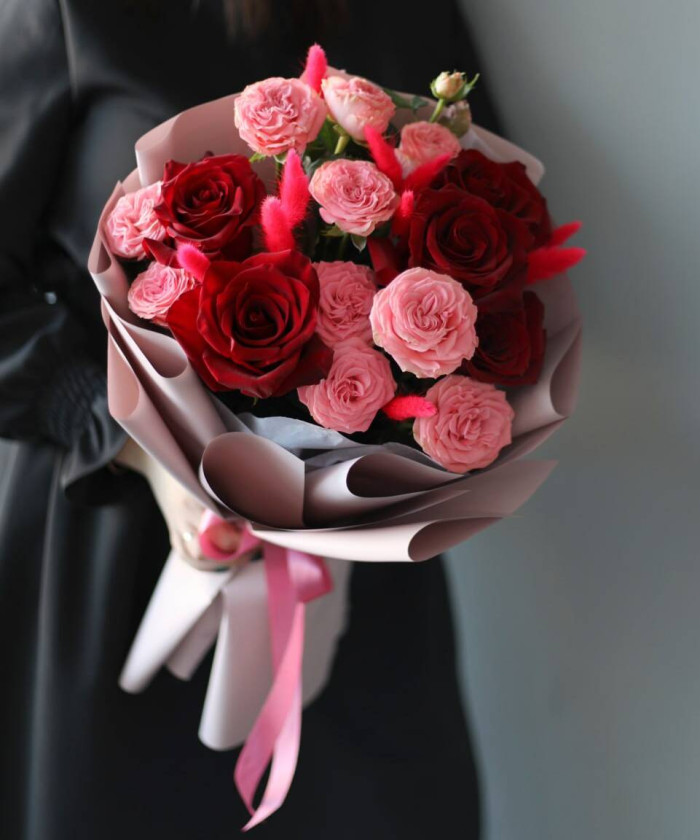 Красные и розовые розы в букете 