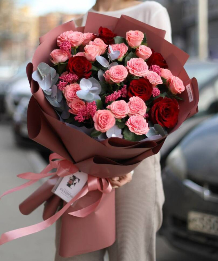 Красные и розовые розы в букете 