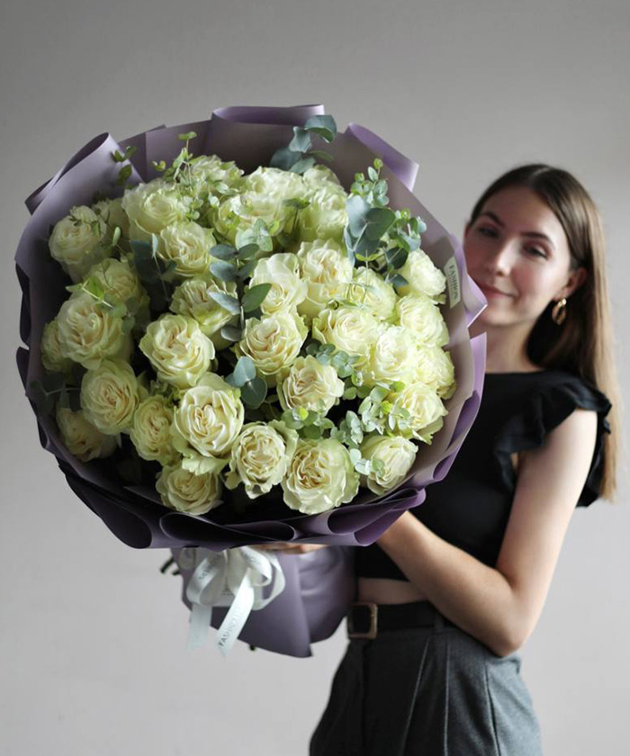 39 белых роз Мондиаль с эвкалиптом №5669