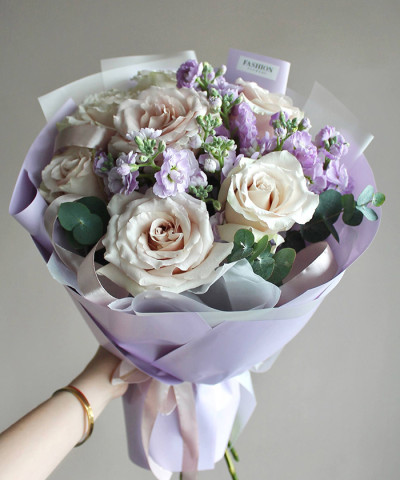 Маттиола и кремовые розы Квиксенд в букете "Прованс" №8634