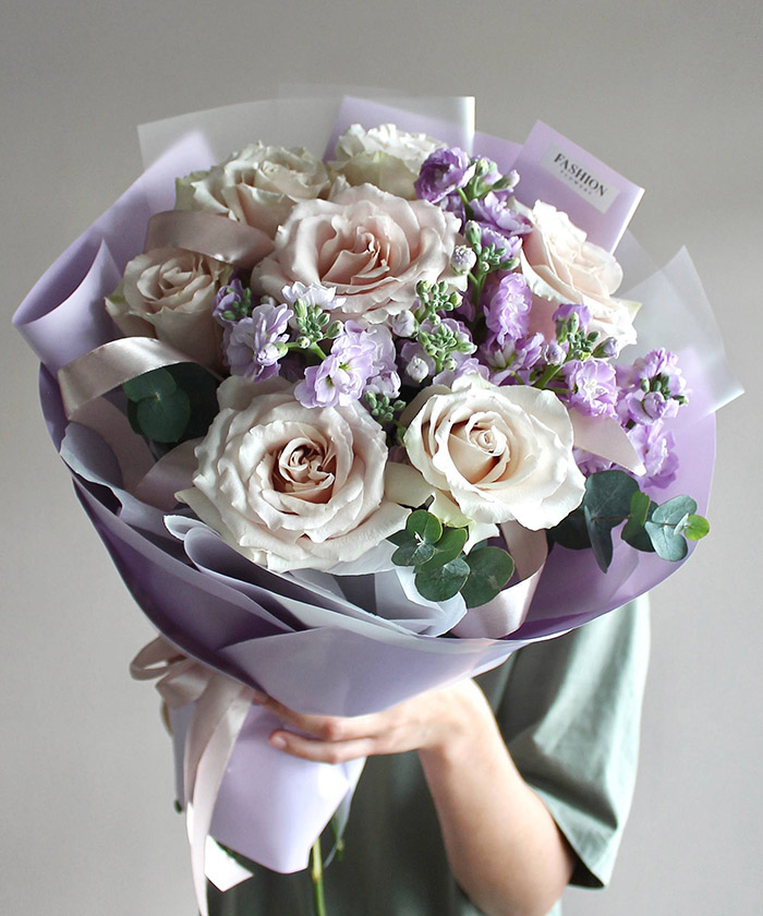 Маттиола и кремовые розы Квиксенд в букете 