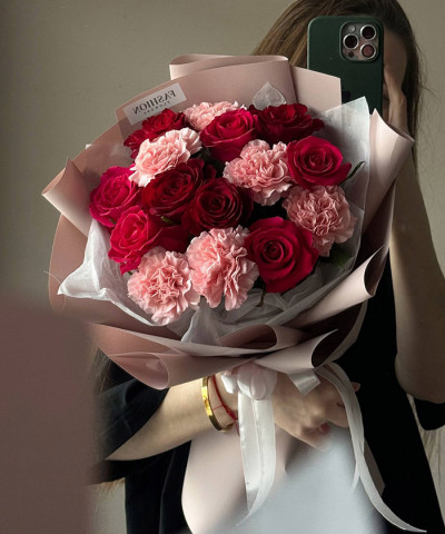 "Искры любви" букет из алых роз Фридом и диантусов №3345