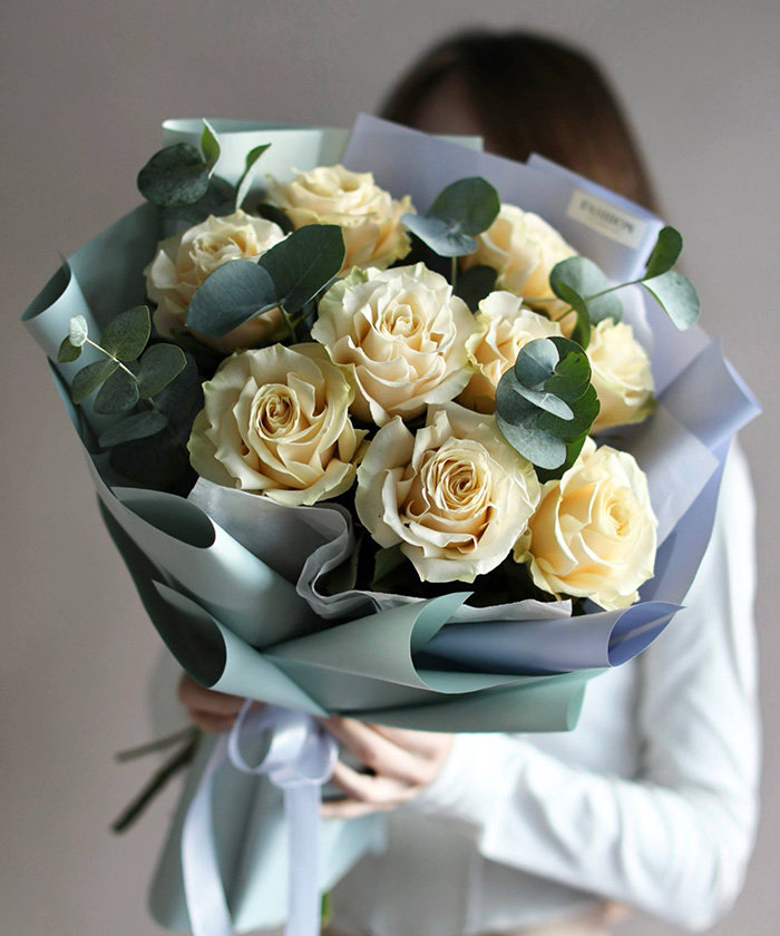 9 ванильных роз Шампань с эвкалиптом №9848