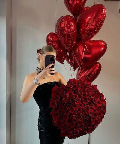 101 красная роза и охапка шаров красные сердца №4453