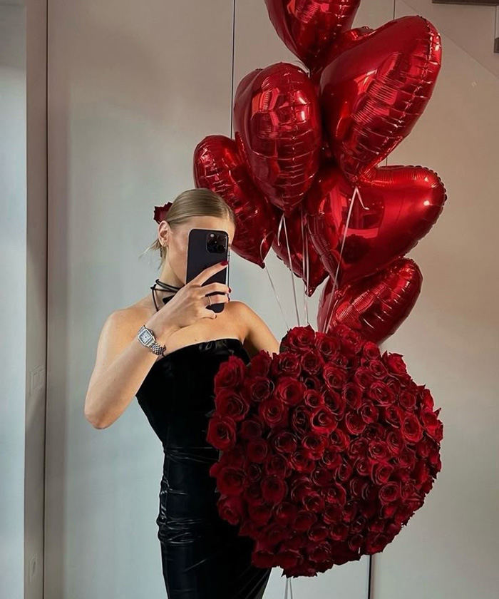 101 красная роза и охапка шаров красные сердца №4453