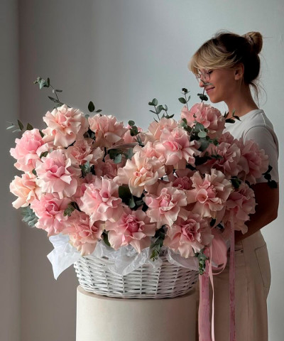 Большая корзина из 65 французских роз с эвкалиптом "Мейлли" №6546