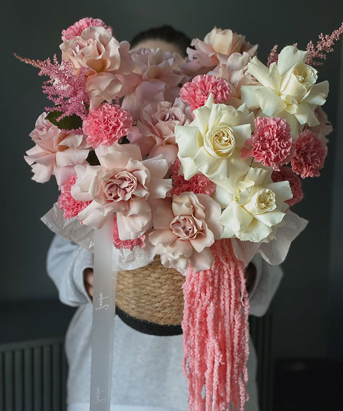 Французские розы в авторской корзине 