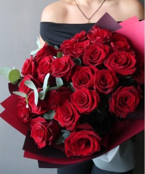 25 алых роз с эвкалиптом №3096 фото 1  от интернет-магазина FASHION FLOWERS