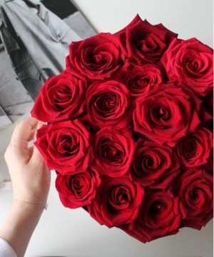 Алые розы в коробке №3021 фото 2  от интернет-магазина FASHION FLOWERS
