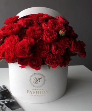 Пионовидные кустовые розы в коробке №3049 фото 1  от интернет-магазина FASHION FLOWERS