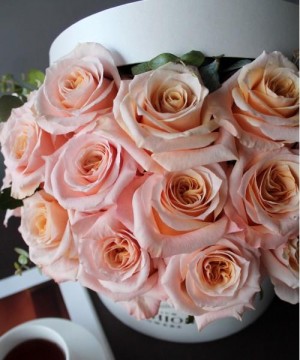 Моно из роз Шиммер в коробке №3008 фото 1  от интернет-магазина FASHION FLOWERS