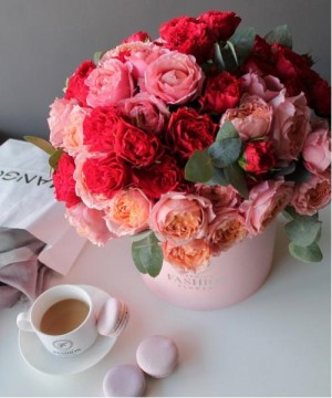 Яркая композиция из кустовых роз в коробке №3087 фото 2  от интернет-магазина FASHION FLOWERS