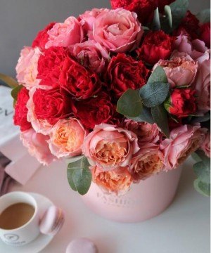 Яркая композиция из кустовых роз в коробке №3087 фото 1  от интернет-магазина FASHION FLOWERS