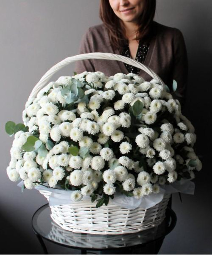 Белая хризантема Коконат с эвкалиптом в корзине 