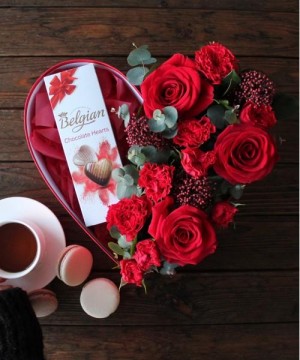 Коробка-сердце с цветами и шоколадом, 30 см №6286