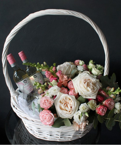 Подарочная корзина с вином и цветами №3257