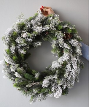 Венок "Снежный лес", силикон 40 см фото 1  от интернет-магазина FASHION FLOWERS